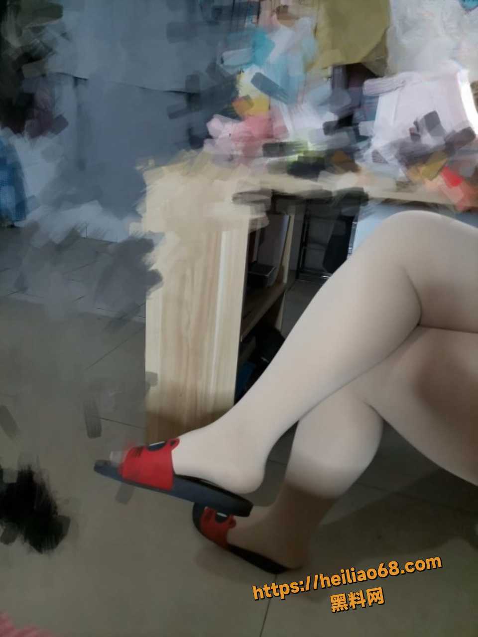 偷拍表姐闺蜜上厕所视频12