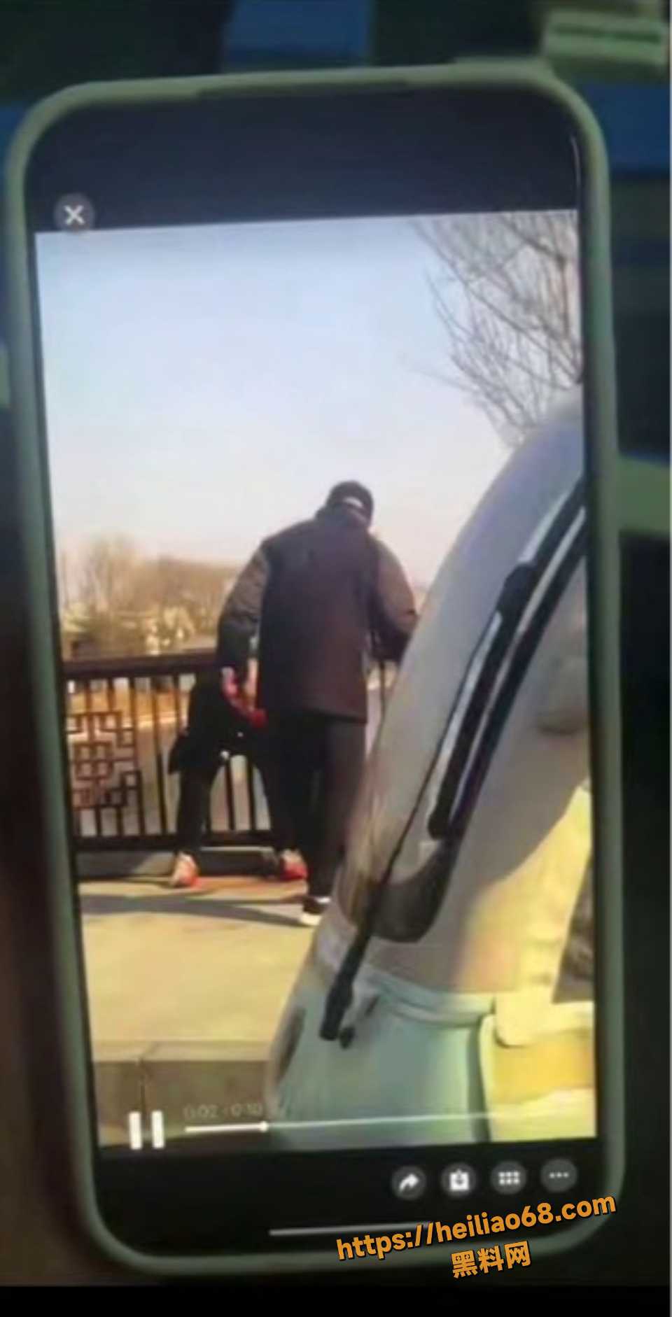 河南开封桥上老人被连捅多刀2
