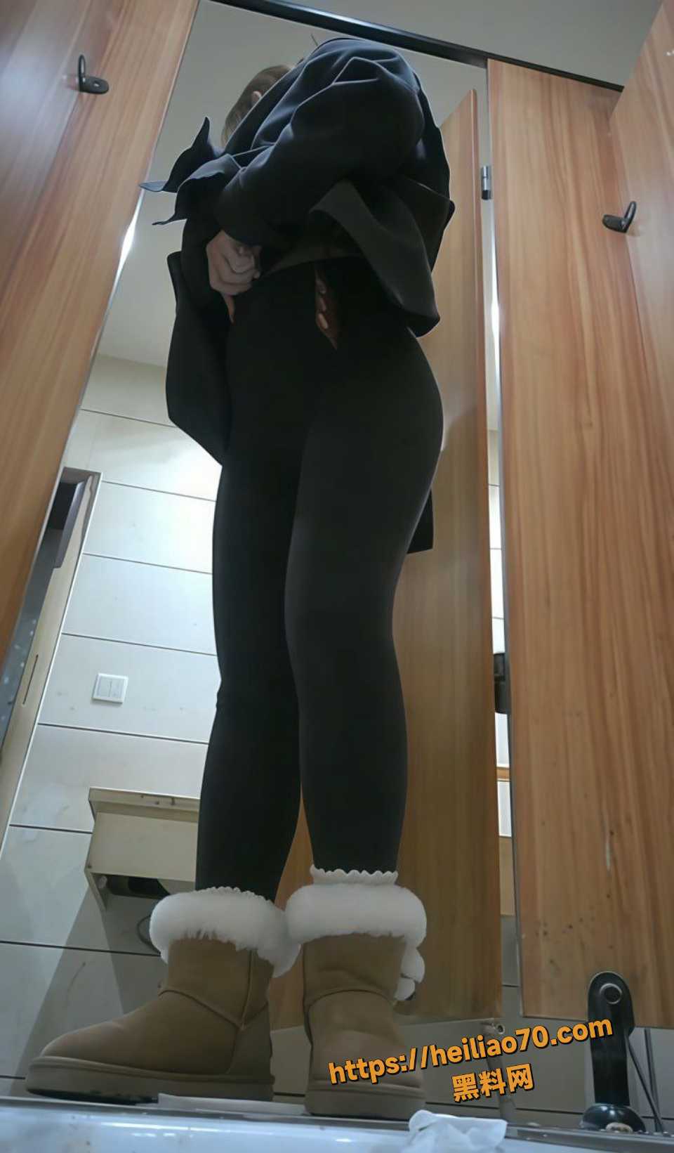 全景后拍美女尿尿视频 4