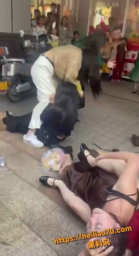 美女街头打架现场视频1