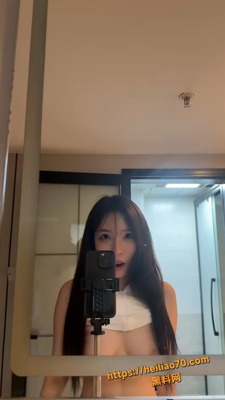 Stripchat主播 nina520 无美颜直播自慰录屏 04年嫩妹床上摸奶玩穴 用户求瓜