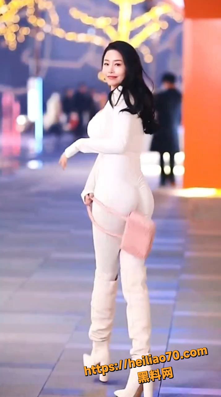 AI脱衣吃糖吐泡泡视频1