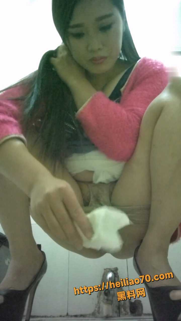 美女露脸放尿2