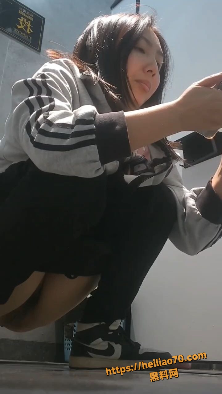 商场女厕全景偷拍 几位高颜值美少妇轮流放尿 人美B更美 脸穴同框超清曝光