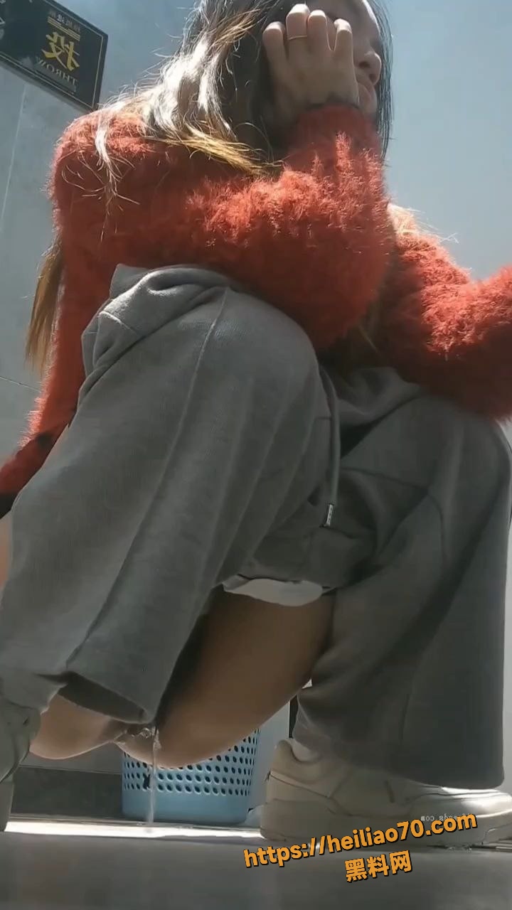 商场女厕全景偷拍 几位高颜值美少妇轮流放尿 人美B更美 脸穴同框超清曝光