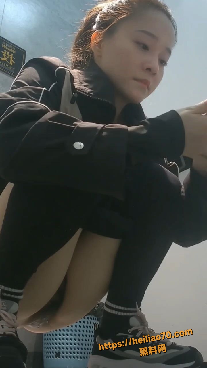 商场女厕全景偷拍 几位高颜值美少妇轮流放尿 人美B更美 脸穴同框超清曝光