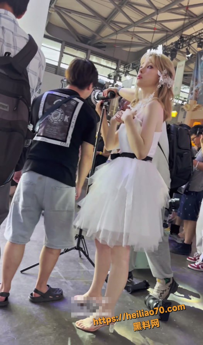 抄底大神KFC神作 极品 宋雨琦 脸模特白色连衣裙甜美摆拍 半透明白内裤走光诱惑