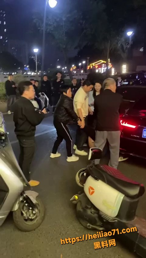 小三被抓跪地求饶1