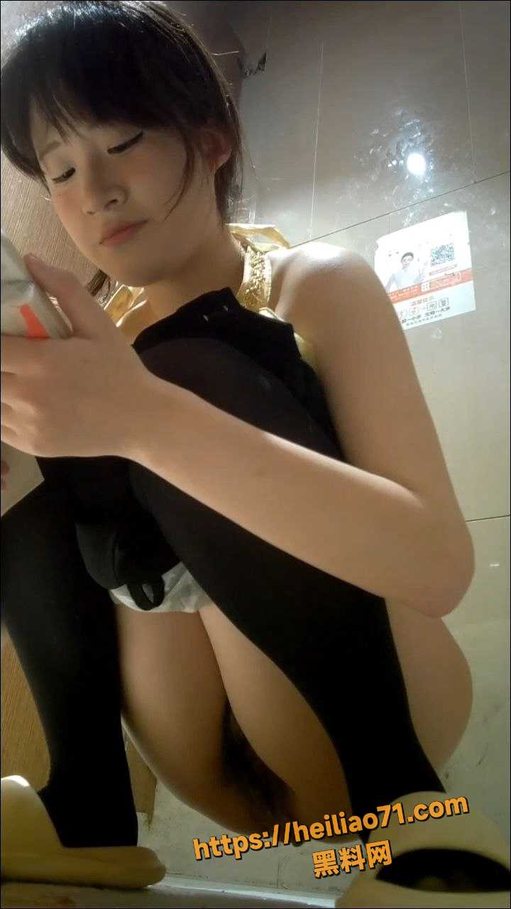 酒吧女厕全景偷拍2