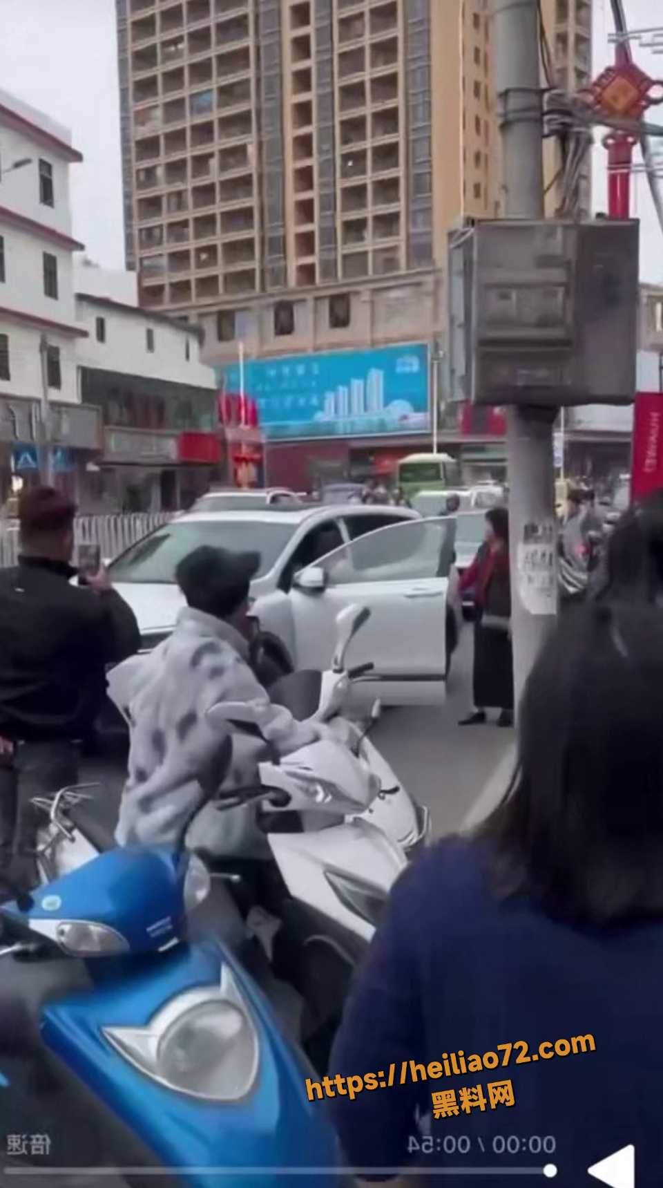 母女联手街头抓小三1
