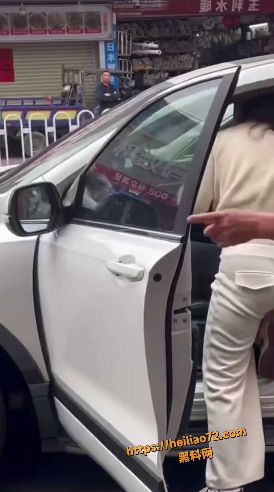 母女联手街头抓小三2