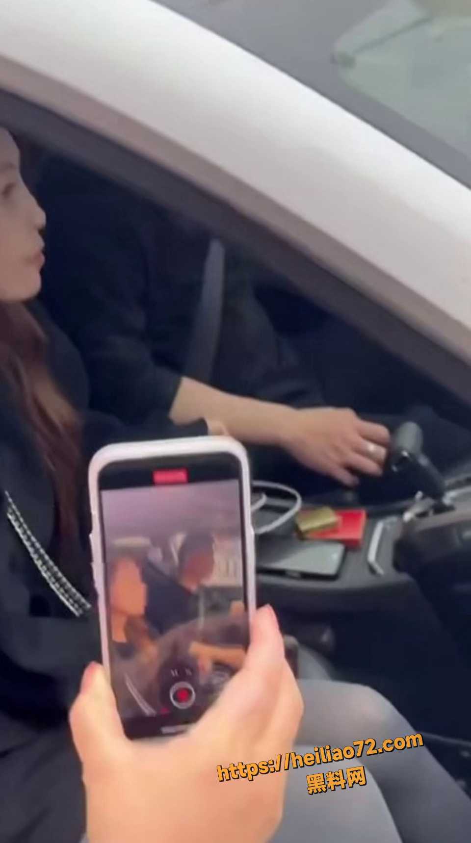 母女街头抓奸现场7