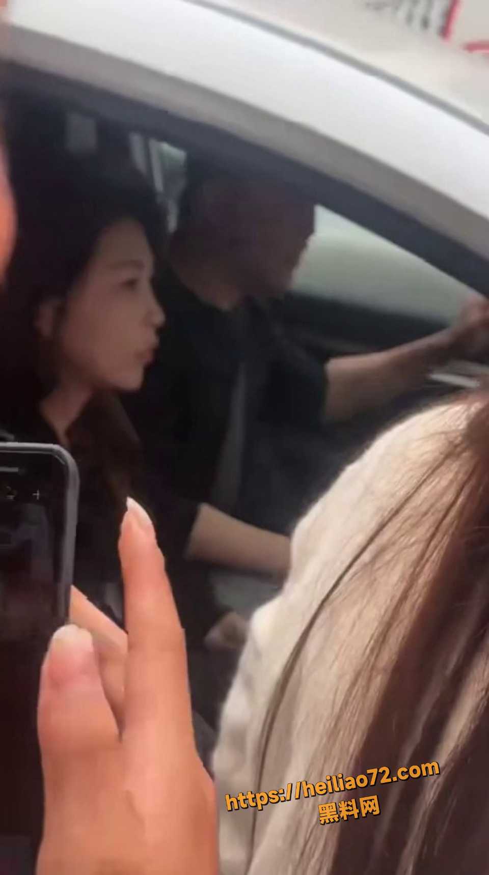 母女街头抓奸现场8