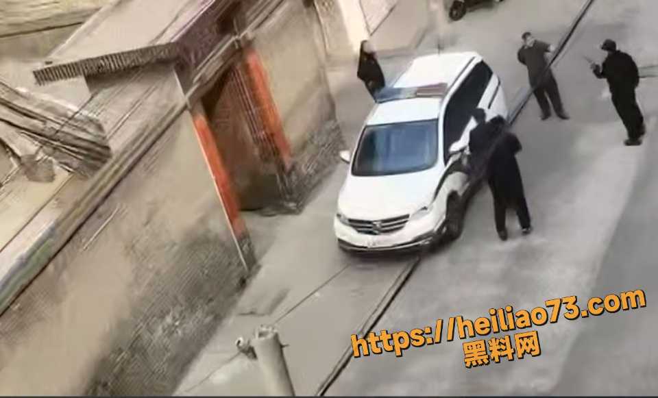 民警合力制服持刀歹徒视频1