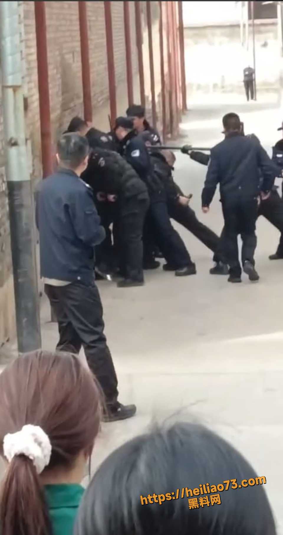河北持刀男子情绪失控现场4