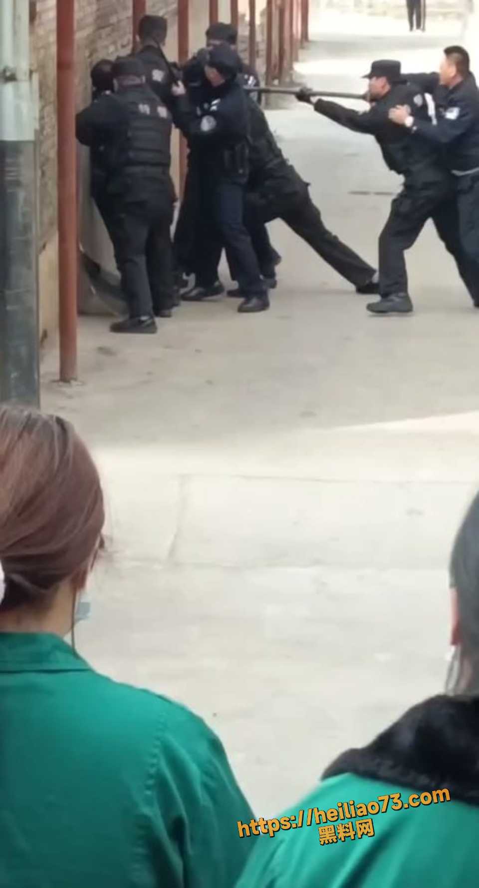 持刀歹徒被警察制服瞬间5