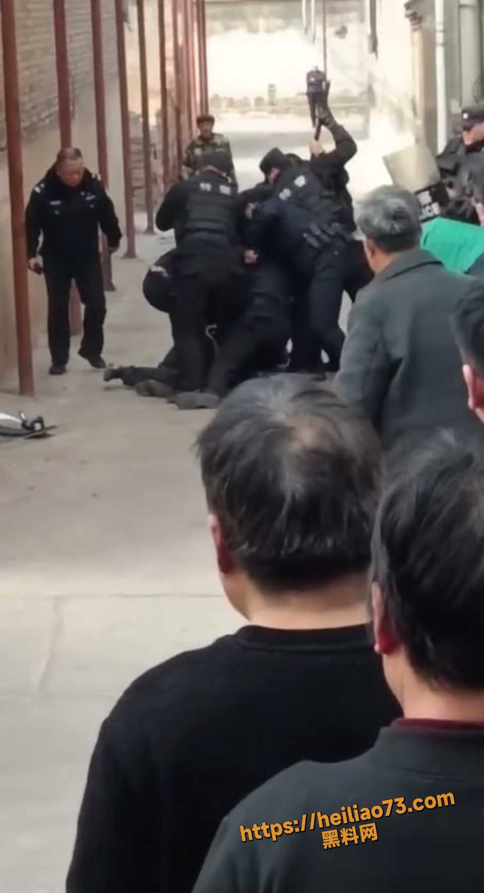 持刀歹徒被警察制服瞬间6