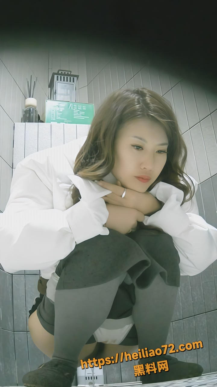 办公楼女厕偷拍视频2