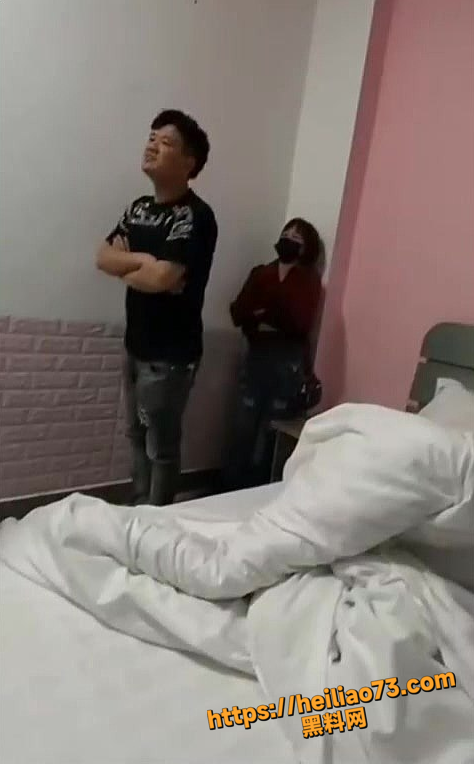 人妻出轨被现场抓奸1