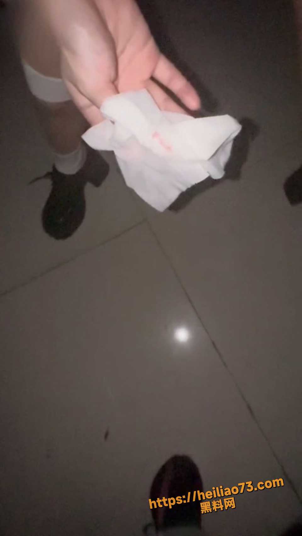 拉妹妹楼道内狂操视频12