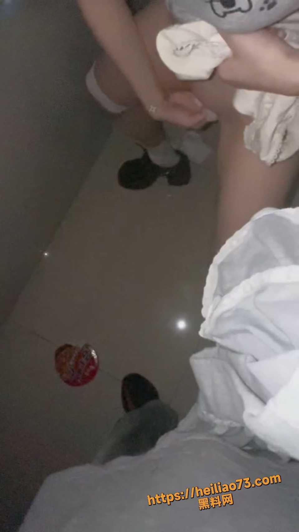 拉妹妹楼道内狂操视频13