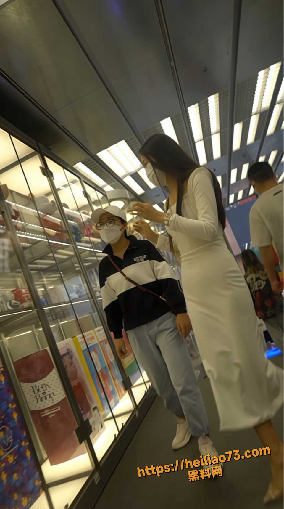 偷拍商场无内裤小姐姐视频流出1