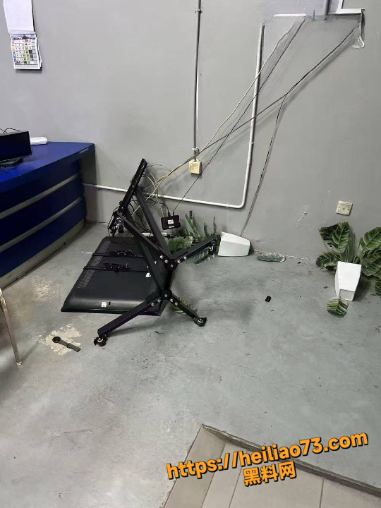 马来西亚持刀歹徒勇闯警局1