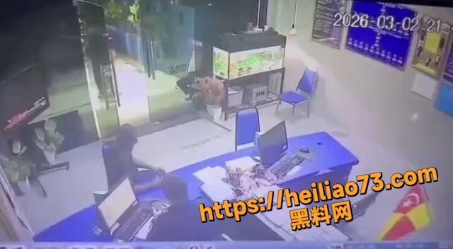 马来西亚巴生警局砍人监控3