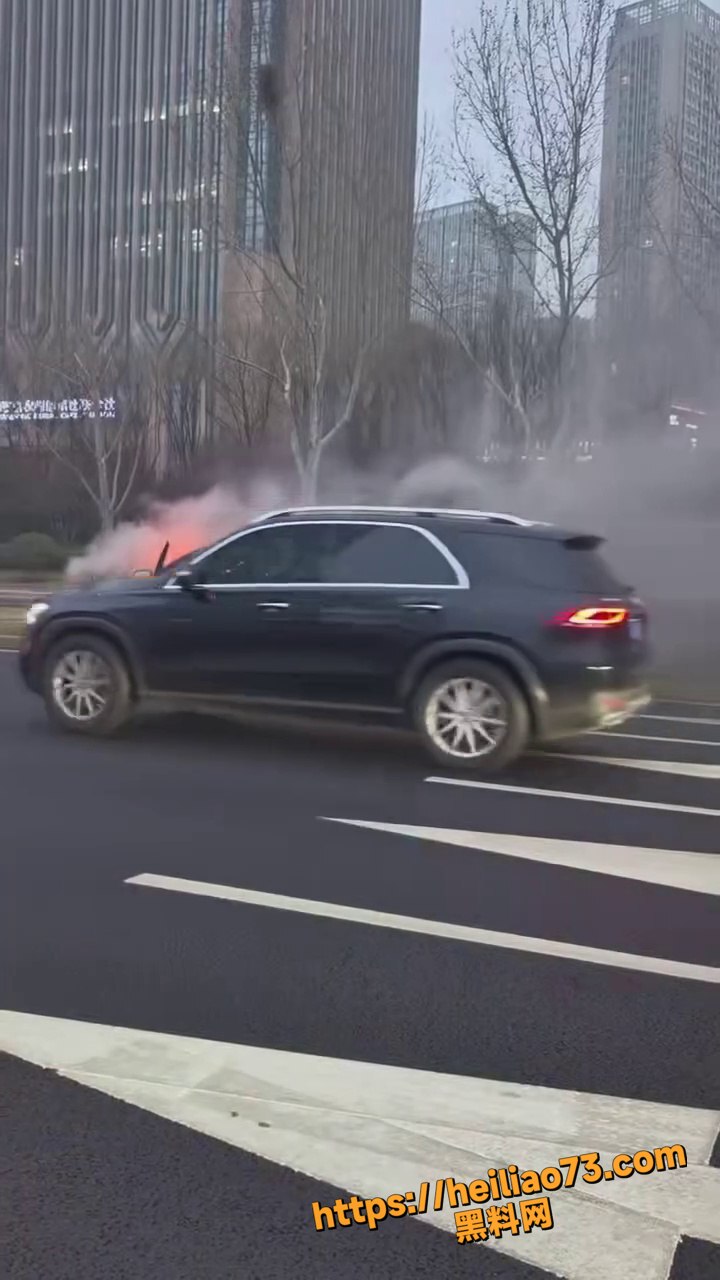 济南经十路车辆发生自燃3