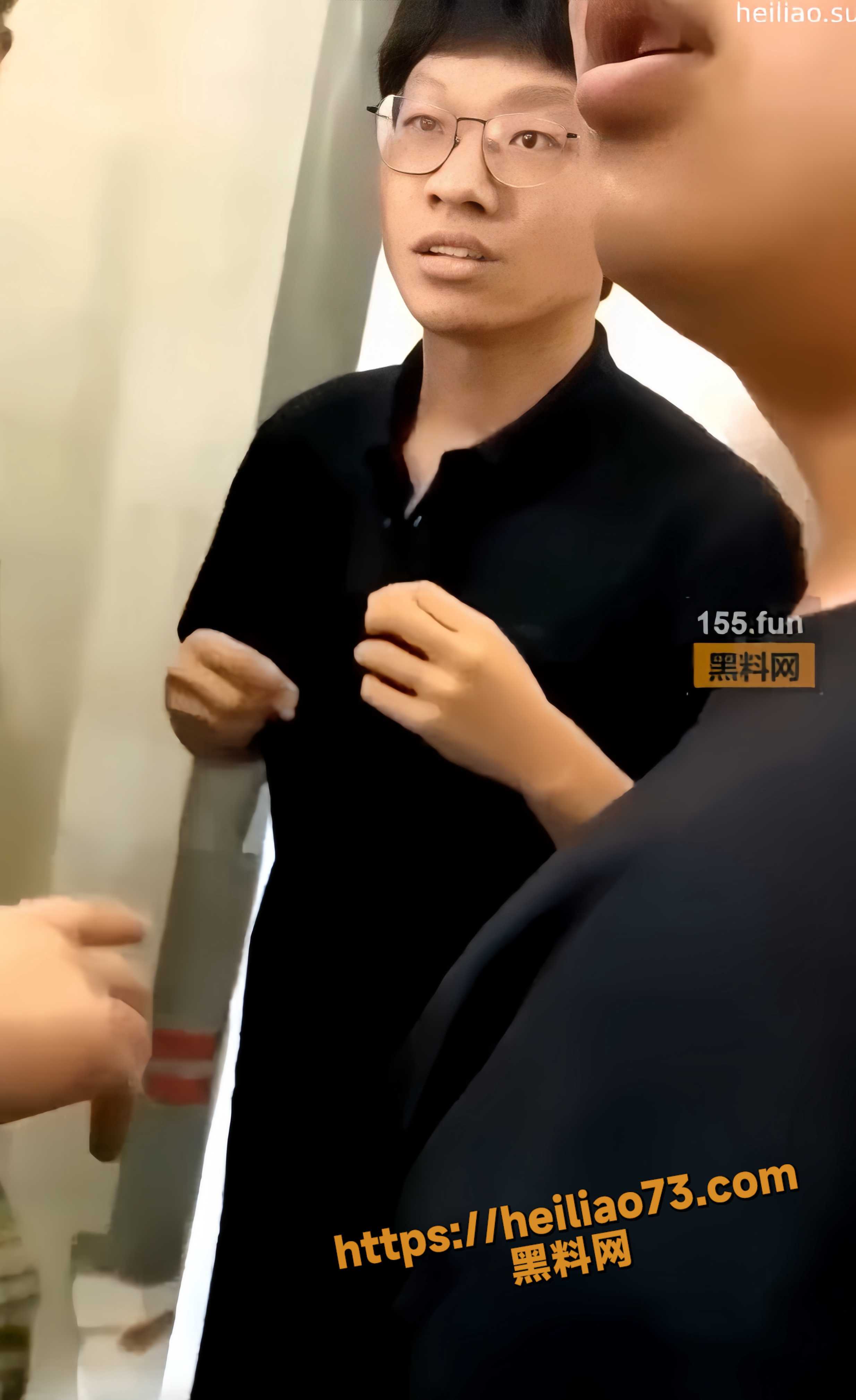 四眼小哥偷拍被抓现行3