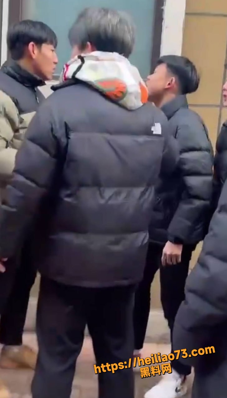 精神小伙街头打架现场2