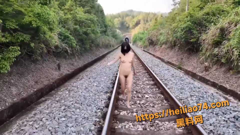 cikaimoon火车轨道裸奔视频3
