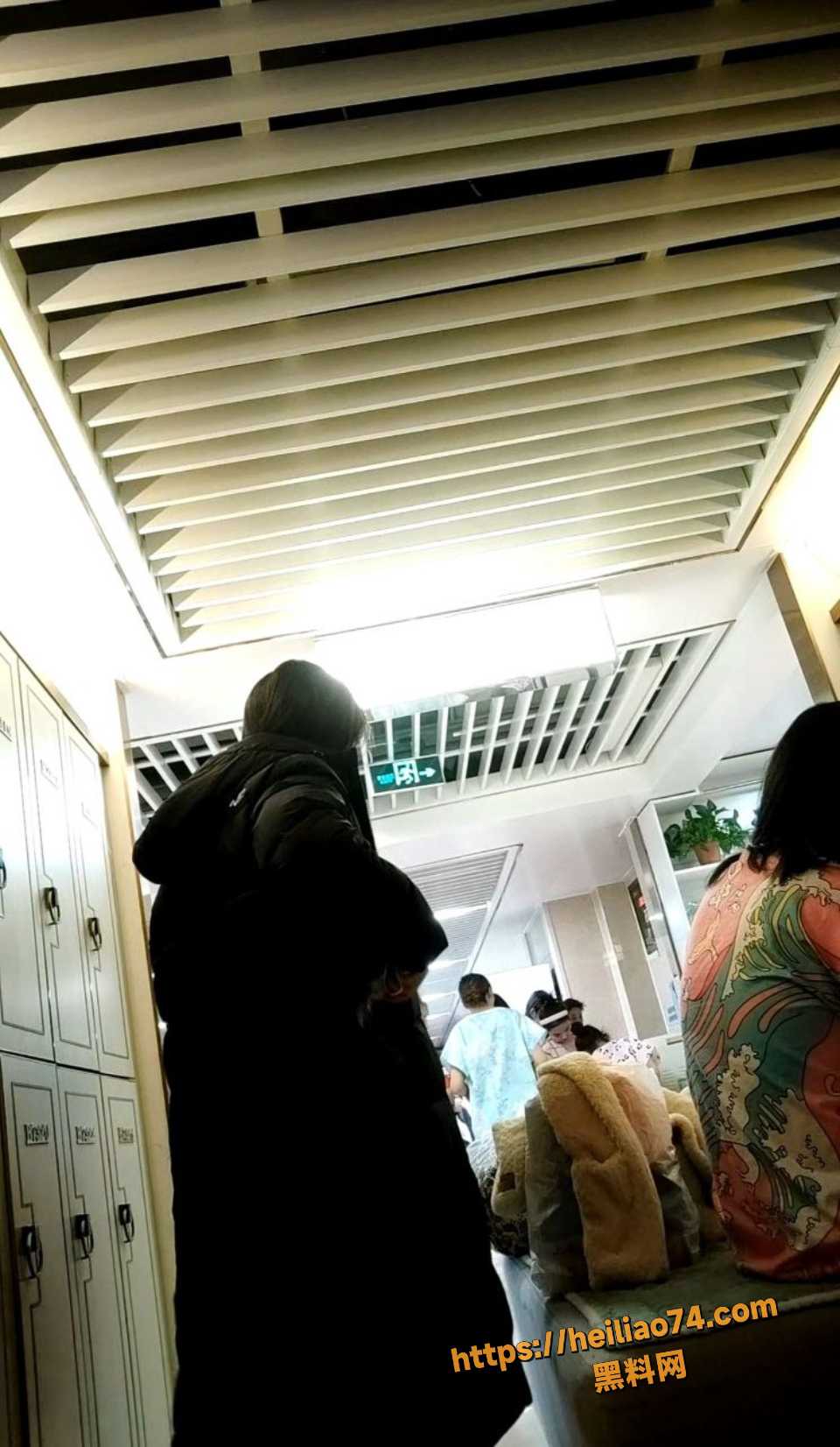 温泉酒店女更衣室真实春光尽显1