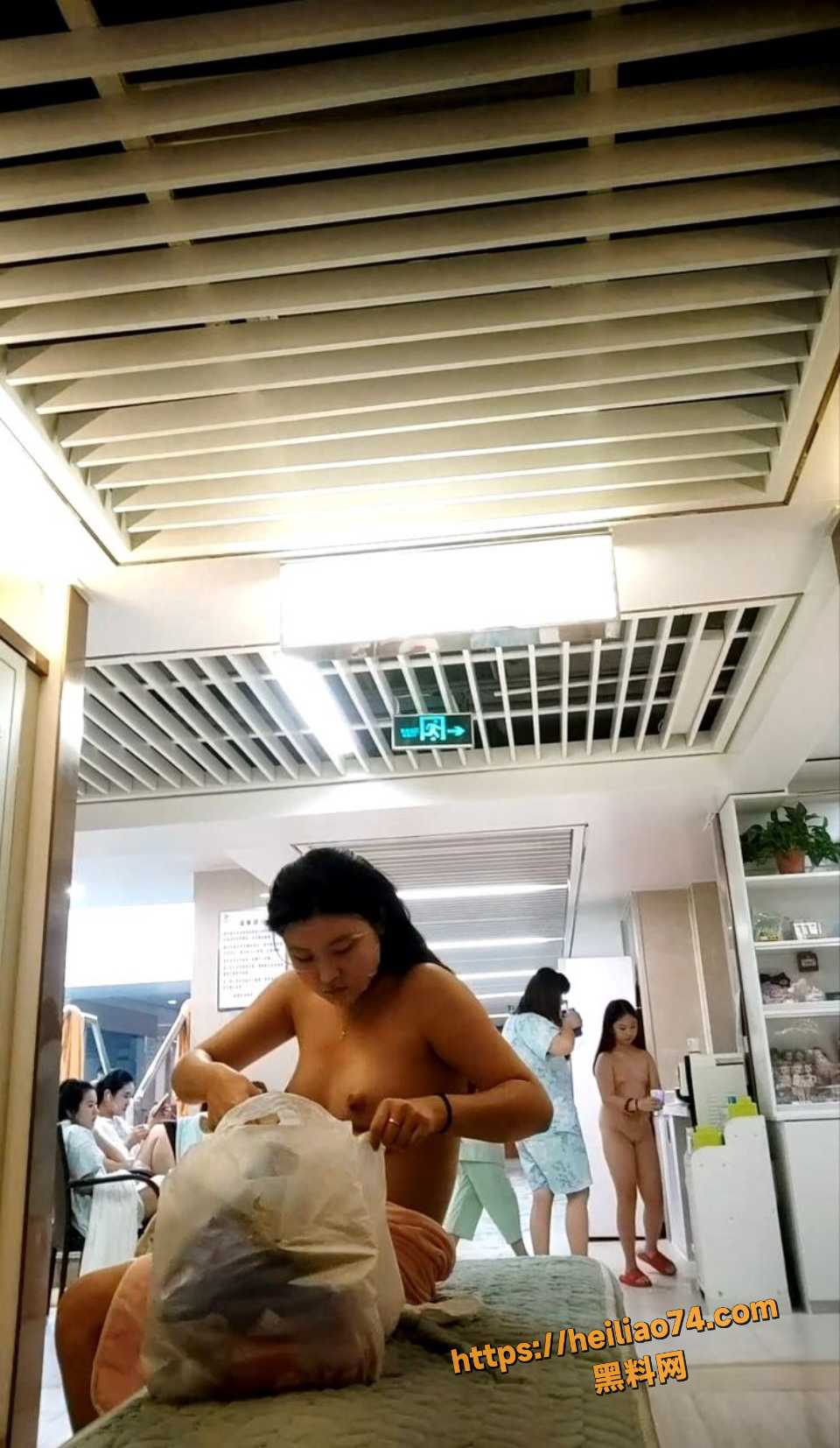 温泉酒店女更衣室真实春光尽显2