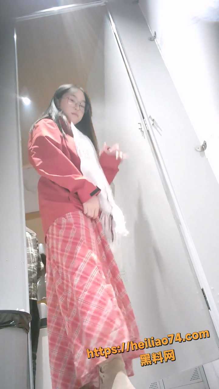 美女露脸放尿