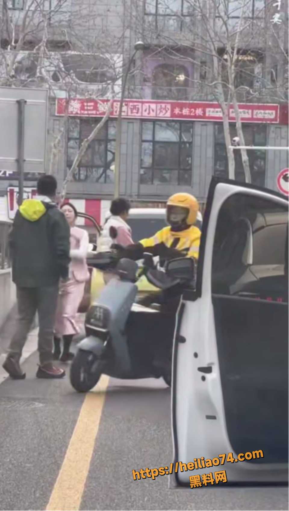 江苏扬州男子路怒扇耳光赔3万事件1