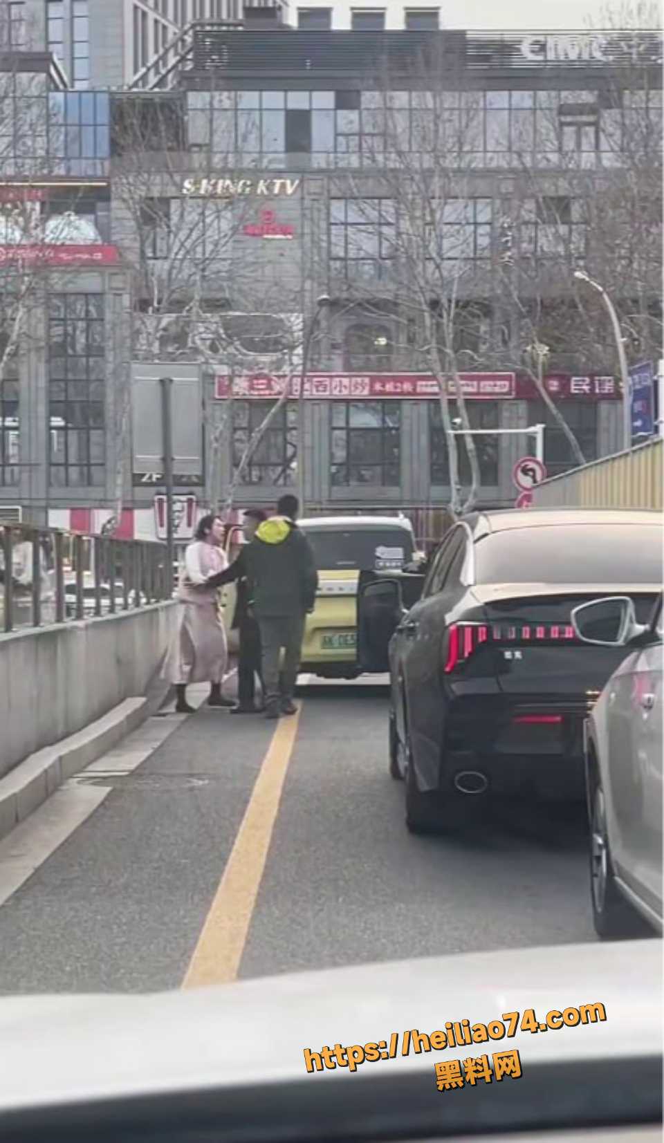 江苏扬州男子路怒扇耳光赔3万事件2