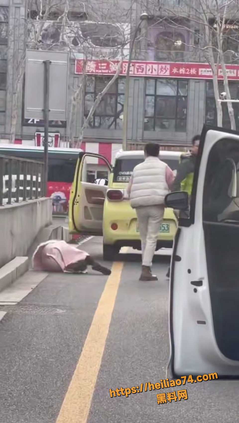 江苏扬州男子路怒扇女司机耳光3