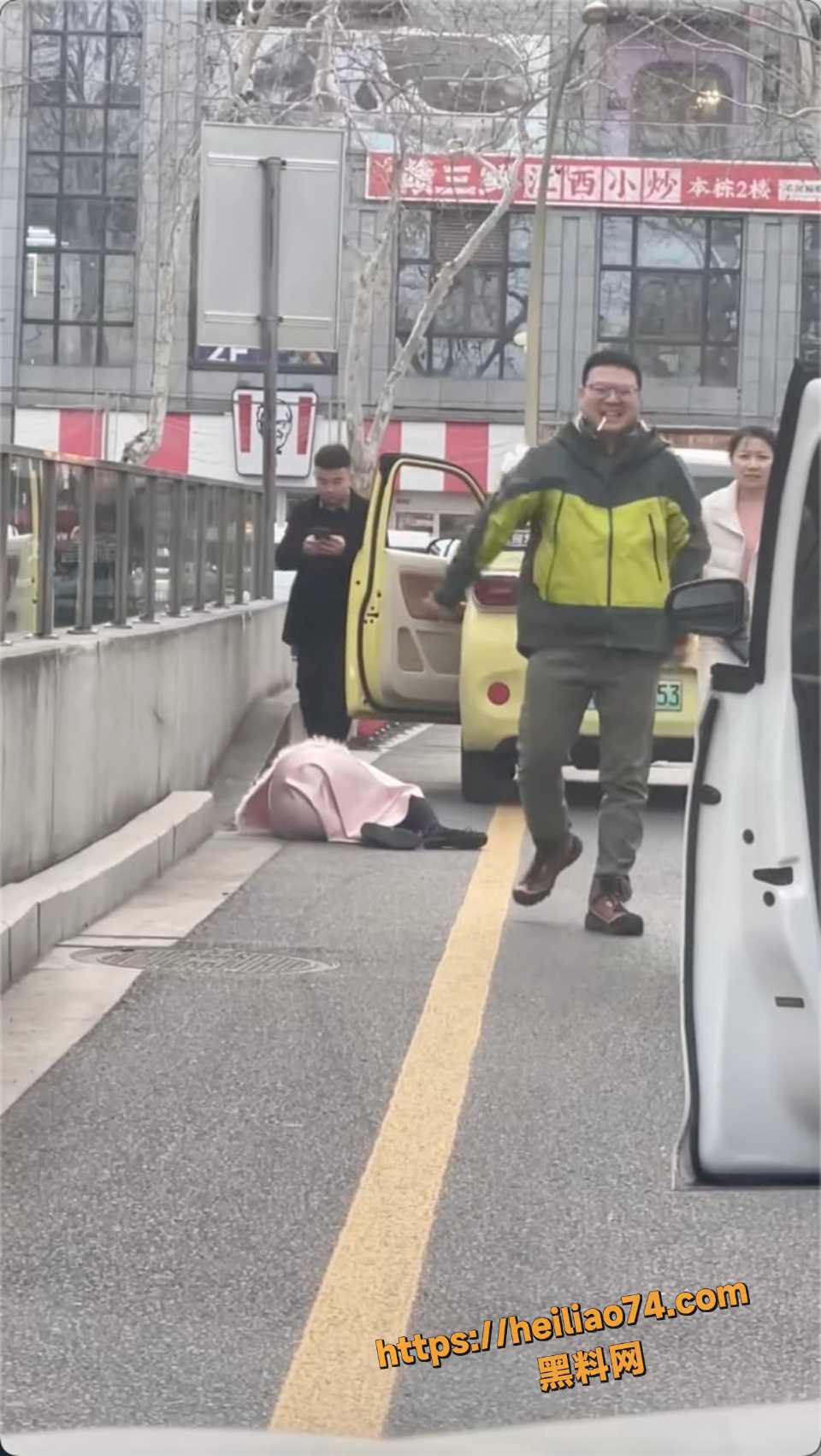 江苏扬州男子路怒扇女司机耳光4