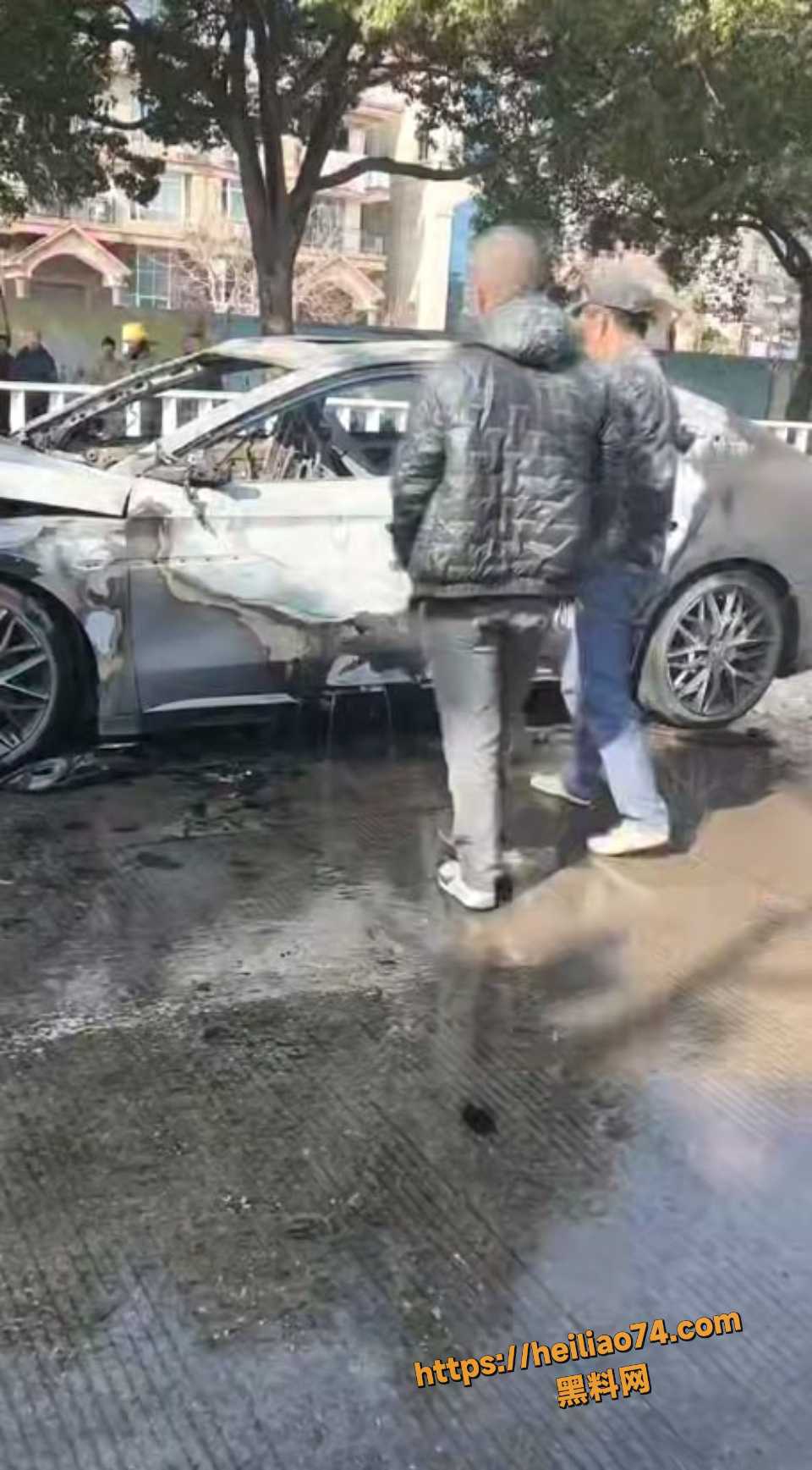  比亚迪逆行猛撞奥迪起火烧毁现场视频2