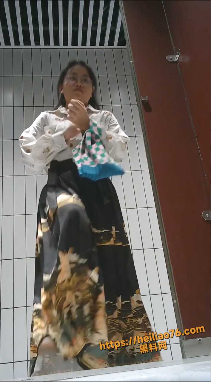 饭店美女厕拍
