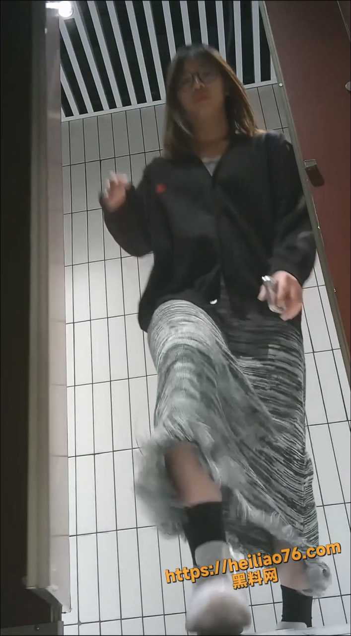 美女露脸放尿