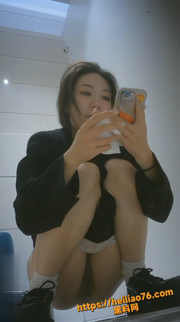 酒店大堂女厕偷拍3