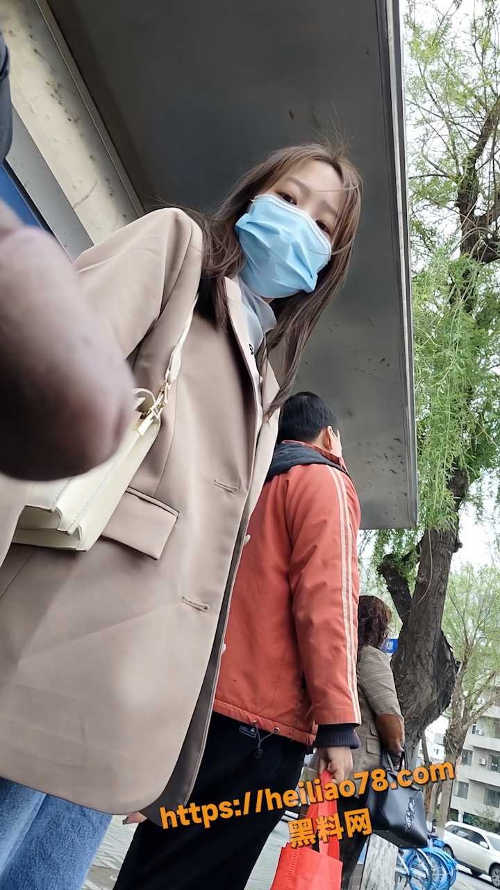 大神街头遛尿性骚扰路人2