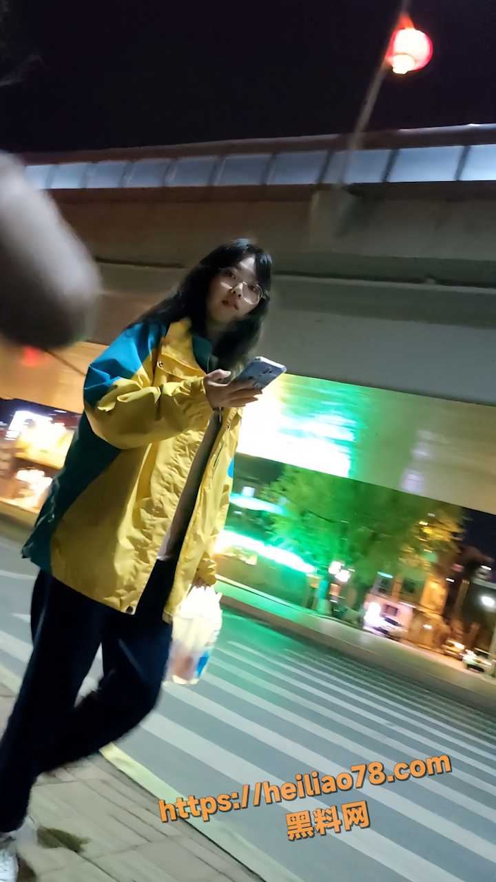 大神街头遛尿性骚扰路人3