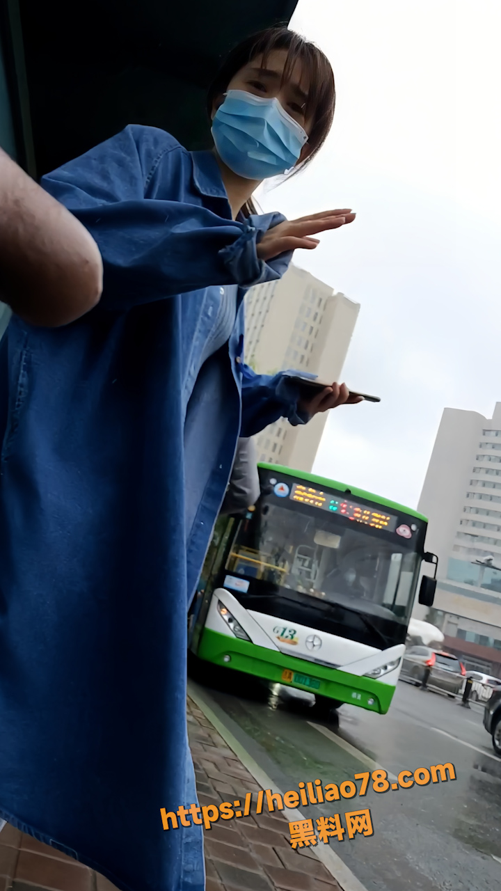 大神街头遛尿性骚扰路人4