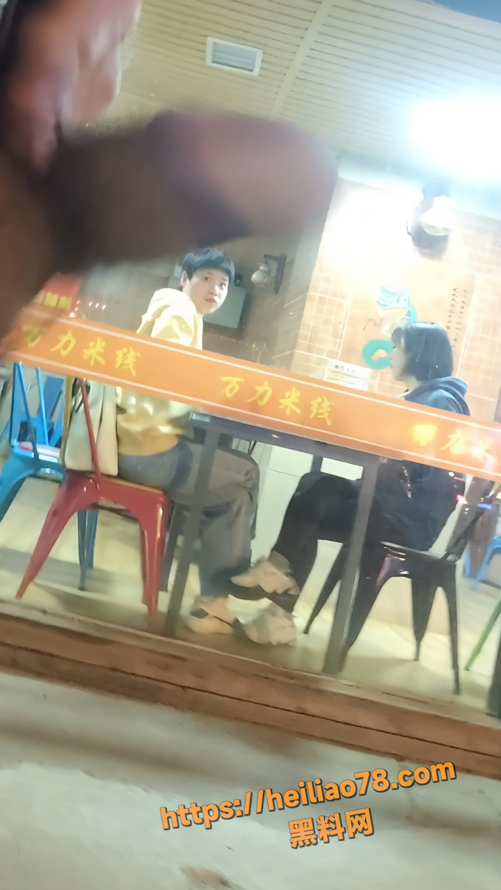 大神街头遛尿性骚扰路人5