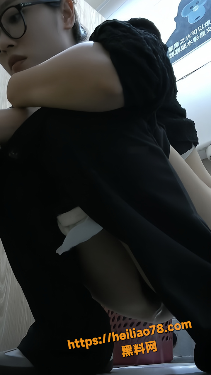 厕所偷拍美女尿尿3