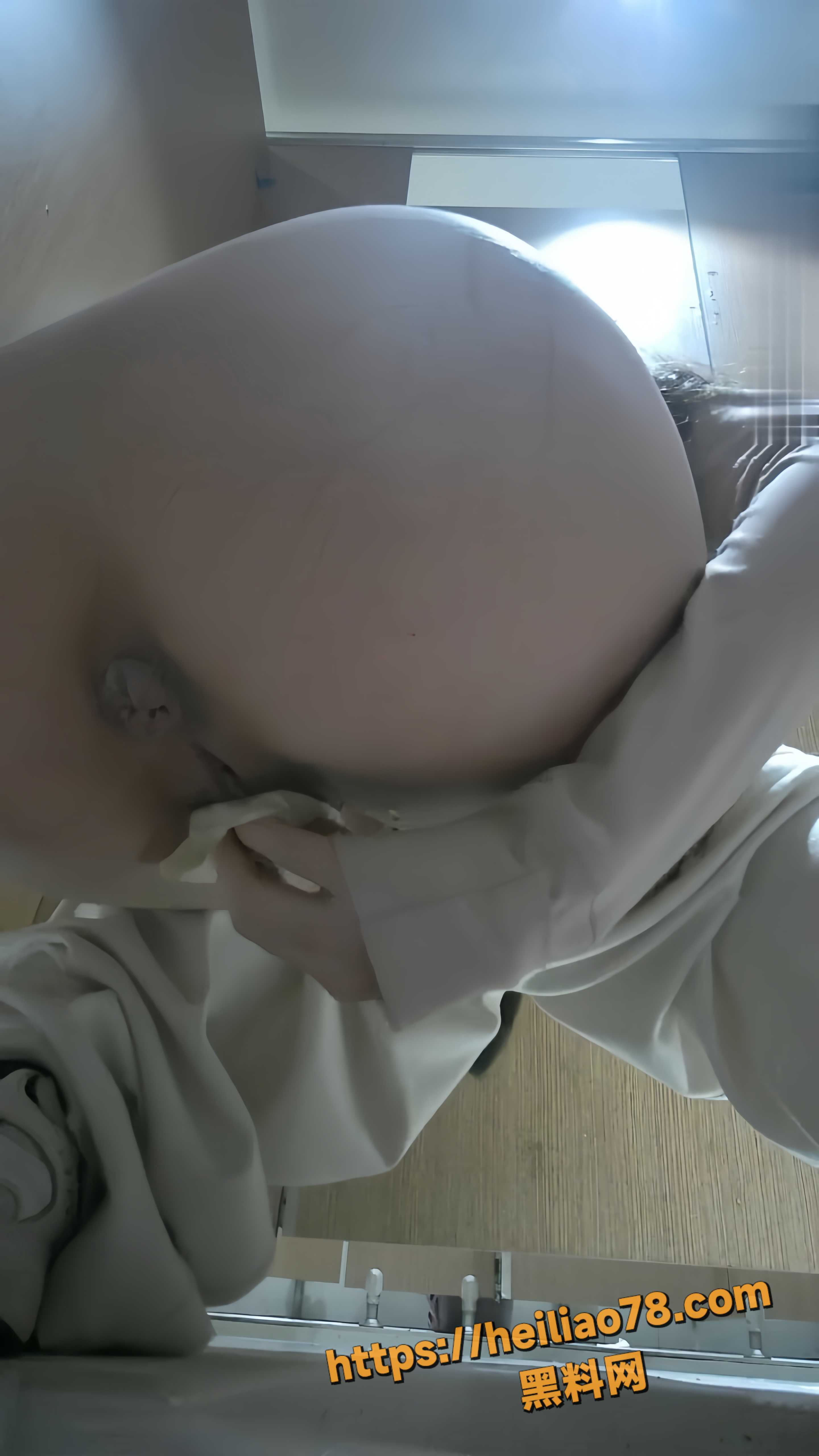 酒吧女厕高清偷拍合集3