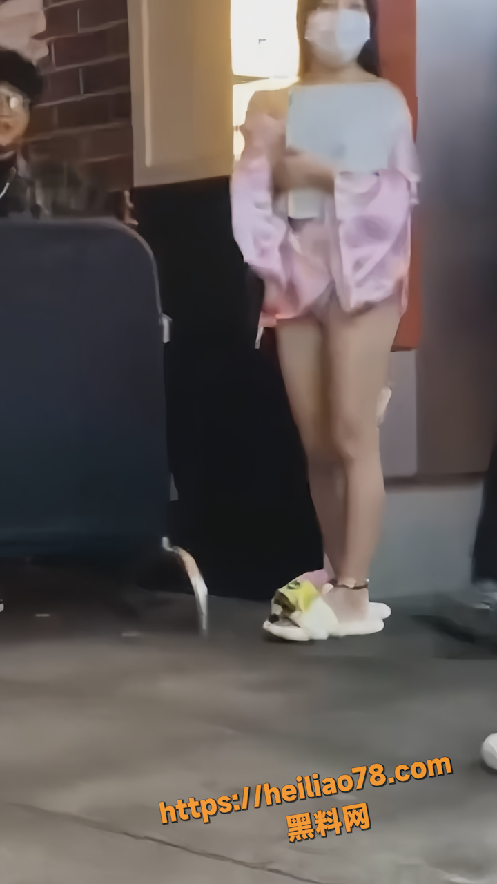 长沙解放西奶罩妹户外露出1